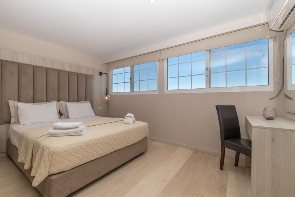 Bed, Photo of the whole room, Bedroom, towels, air conditioner