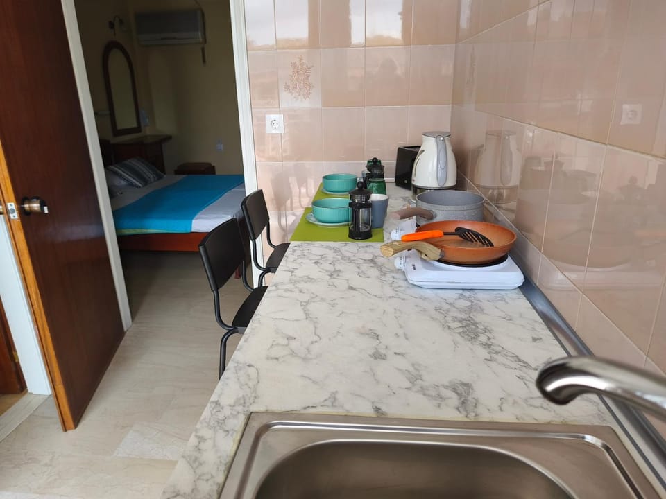 Bed, Coffee/tea facilities, Kitchen or kitchenette, Food and drinks, Photo of the whole room, Dining area, Bedroom, Food, minibar, stove
