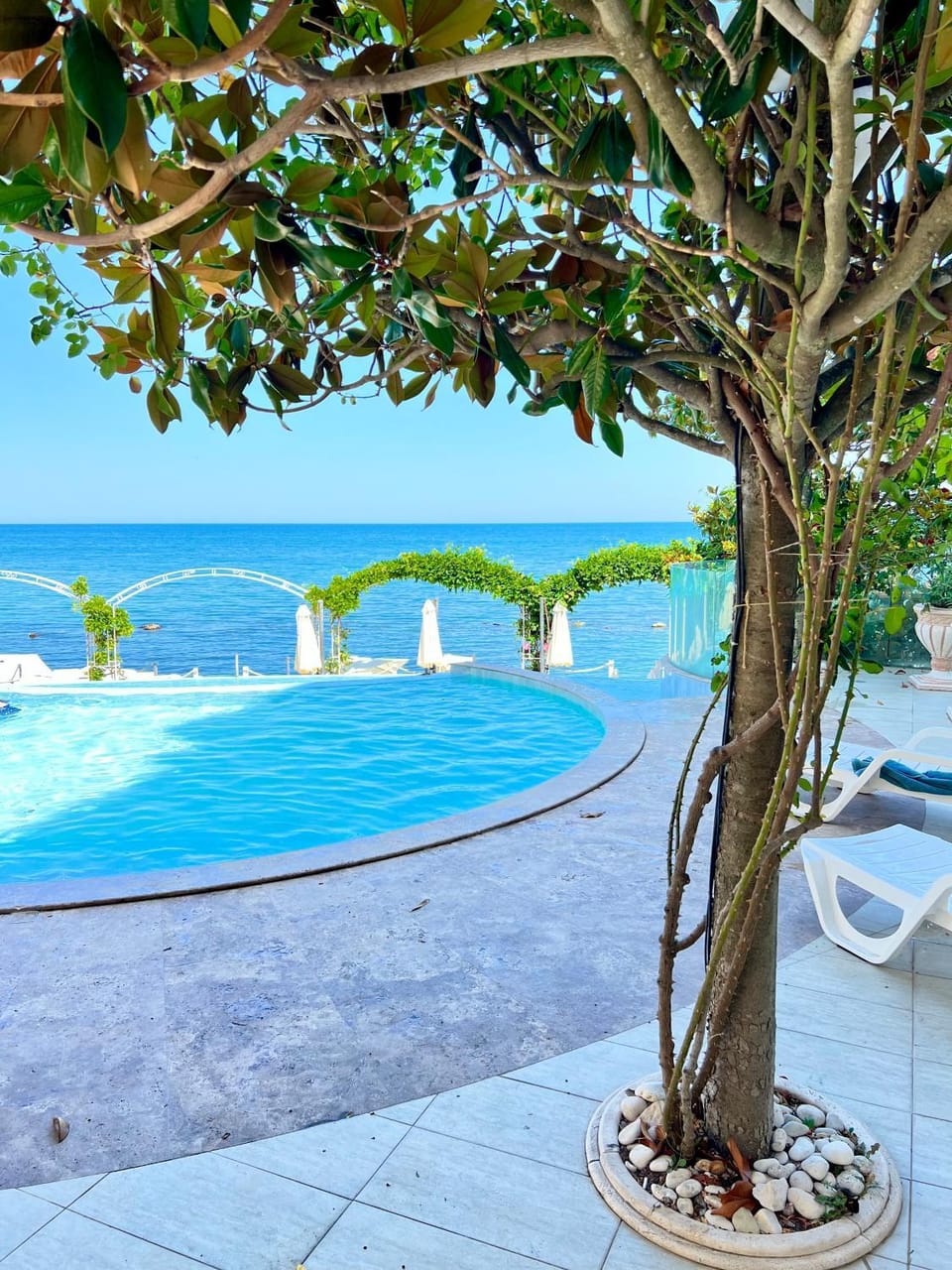 Nearby landmark, Day, Swimming pool, sunbed
