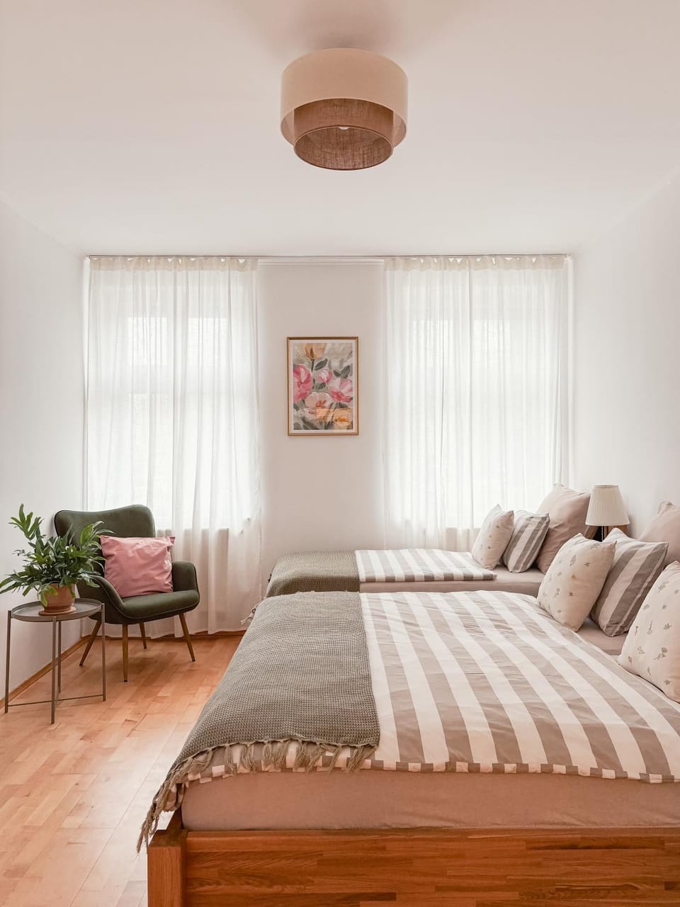 Bed, Seating area, Bedroom