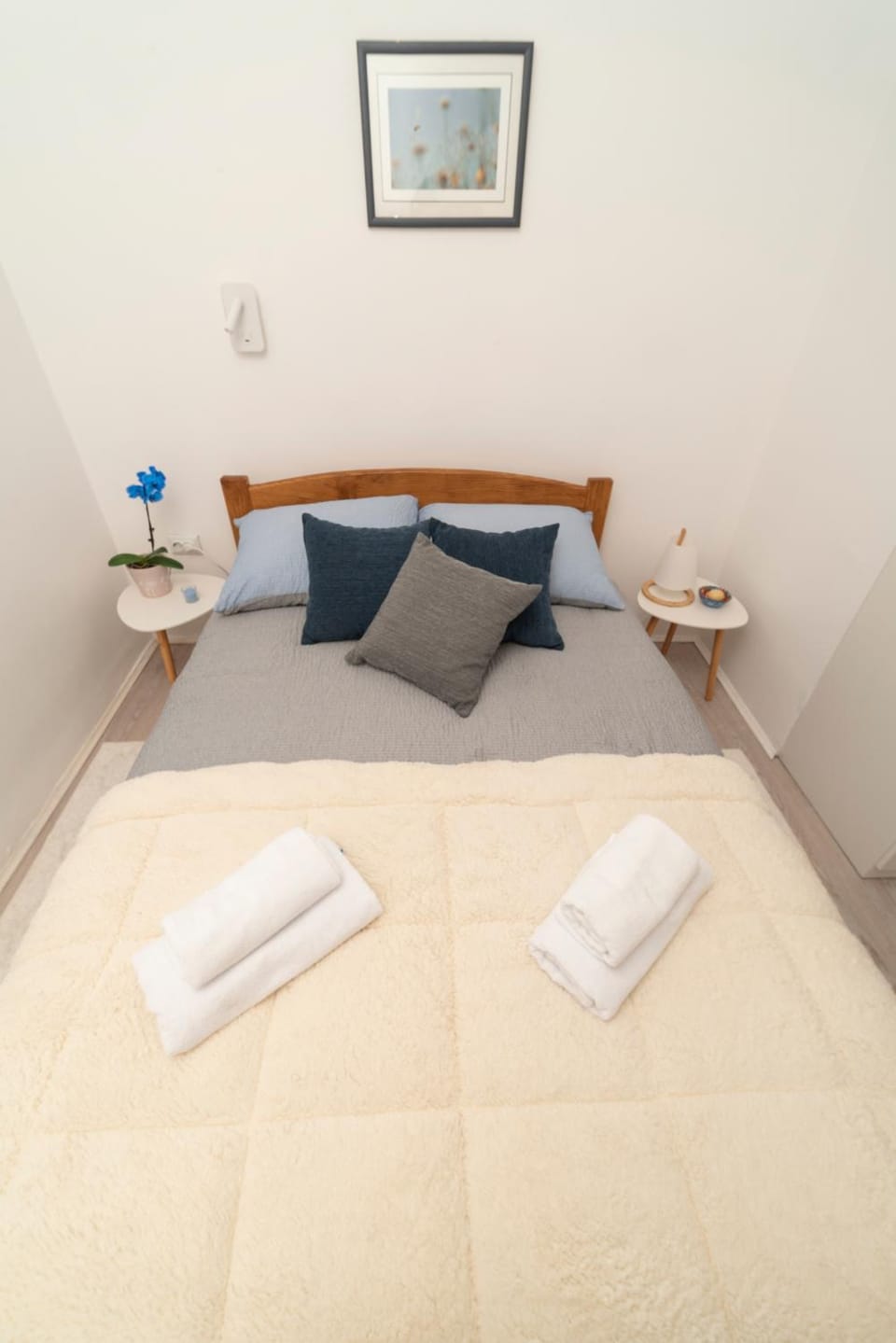 Bed, Bedroom, towels