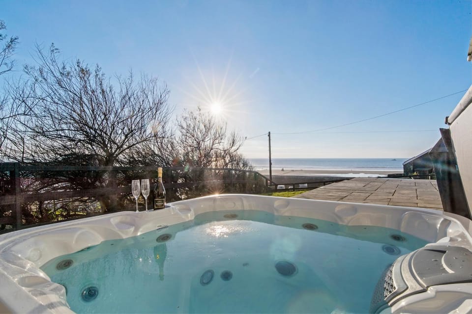 Swn Y Don - Modern Luxury Steps from Newgale Beach Bliss for up to 10 People House in Nolton and Roch