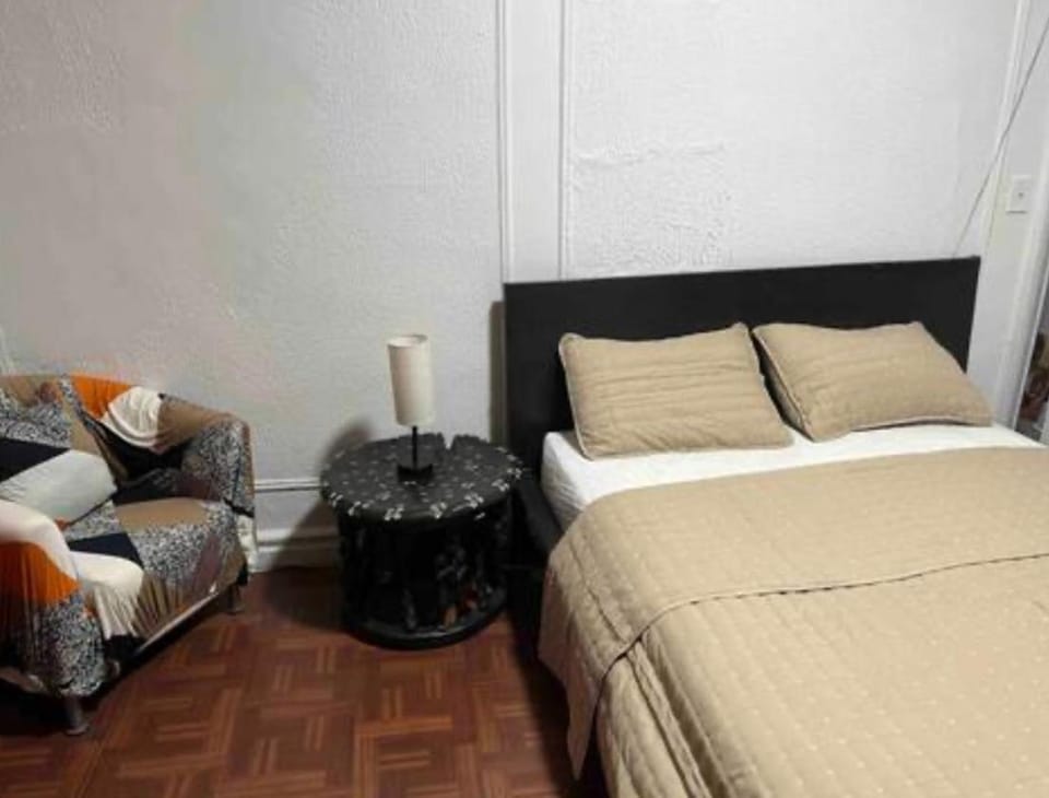 Large and spacious room facing a beautiful park minutes away from Manhattan Vacation rental in Washington Heights