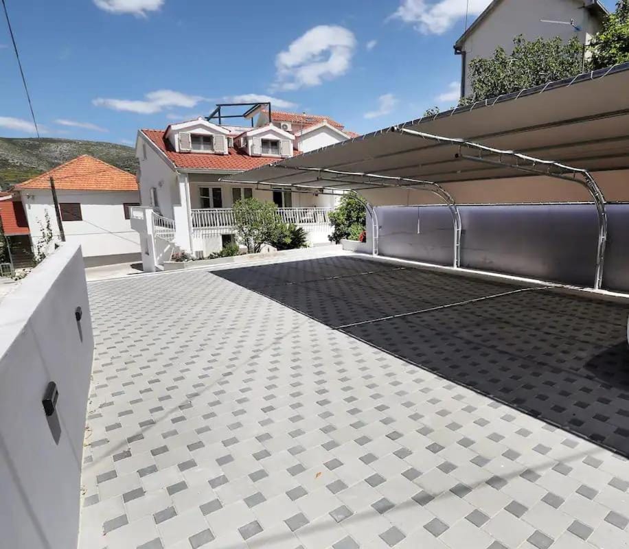 Frana-ugodan apartman u blizini stare jezgre grada Apartment in Trogir