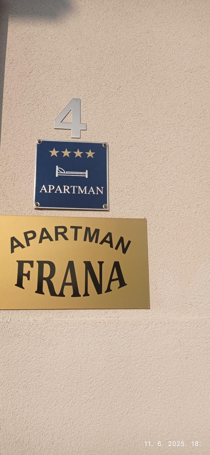 Frana-ugodan apartman u blizini stare jezgre grada Apartment in Trogir