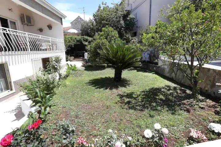 Frana-ugodan apartman u blizini stare jezgre grada Apartment in Trogir