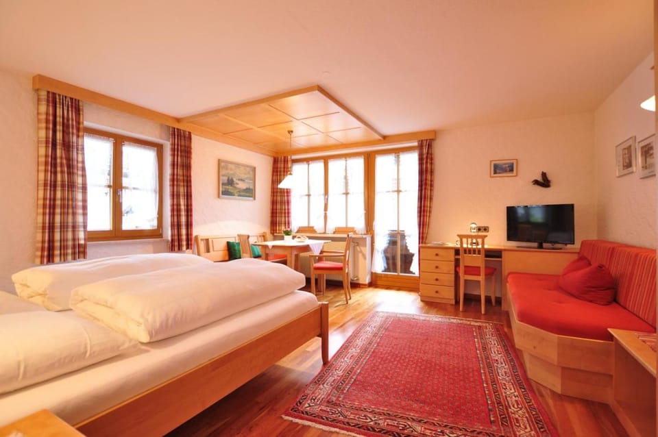 Bed, Living room, Photo of the whole room, Seating area