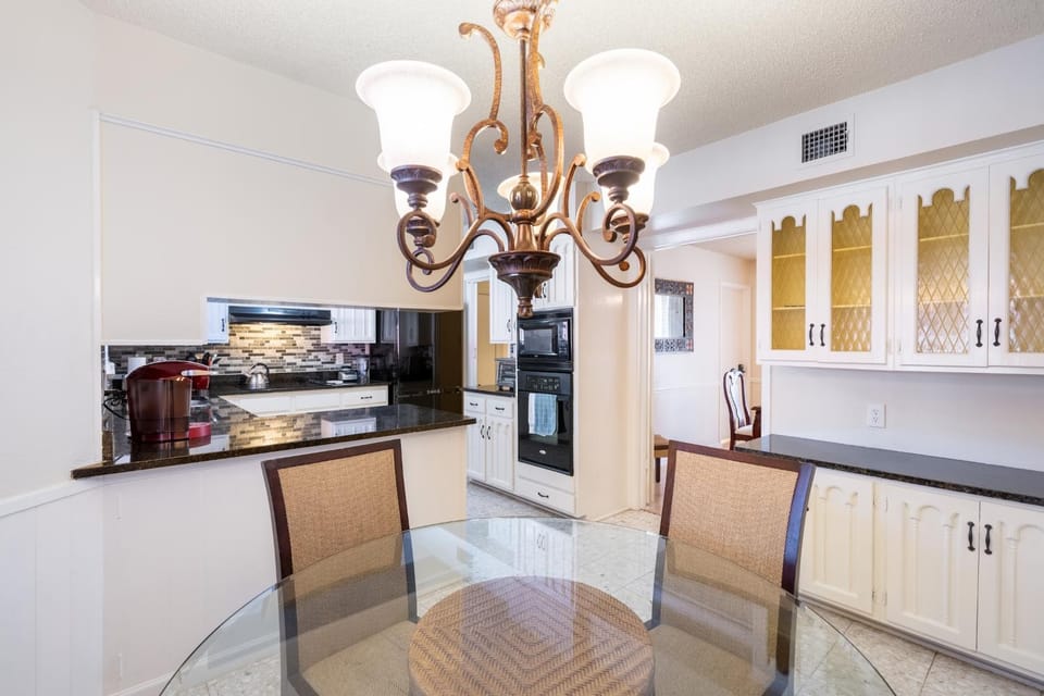 Coffee/tea facilities, Kitchen or kitchenette, dishwasher, oven, stove