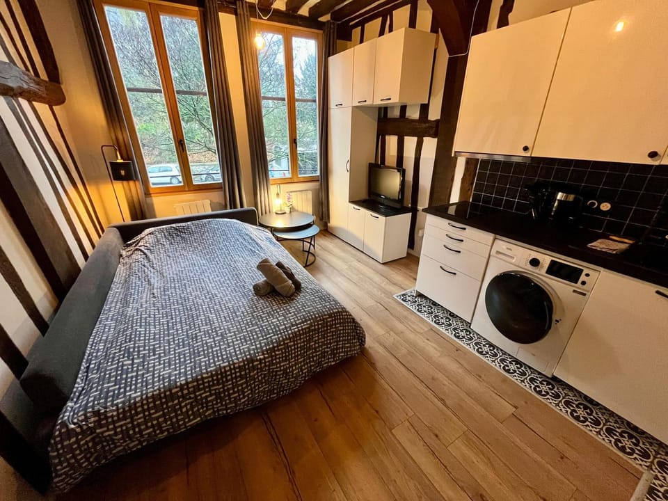 Bed, Living room