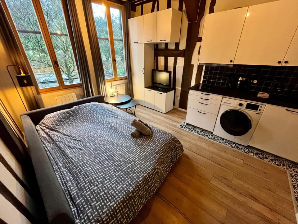 Bed, Living room