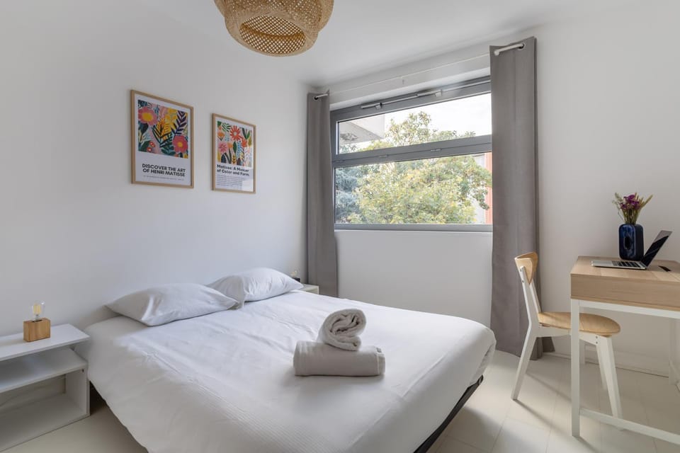 Bed, Photo of the whole room, Bedroom, towels