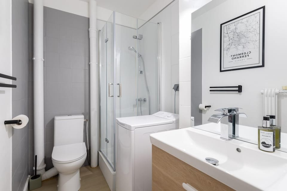 Shower, Toilet, Bathroom, towels