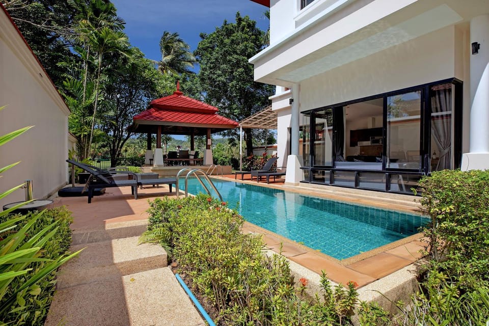 Property building, Patio, Day, Swimming pool, sunbed