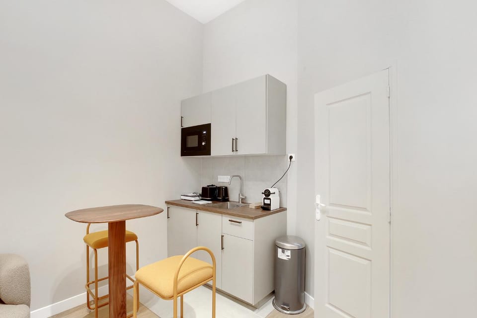 Facade/entrance, Coffee/tea facilities, Kitchen or kitchenette, microwave, stove, toaster