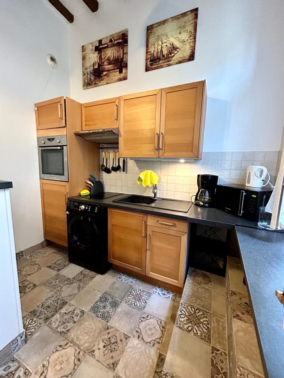 Coffee/tea facilities, microwave, oven