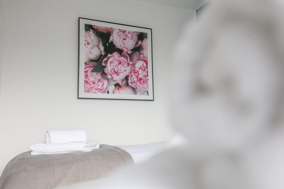 Bed, Photo of the whole room, Decorative detail, Bedroom, towels