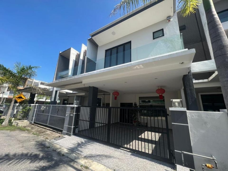 NEW ! KTV , ARCADE , TV BOX ,Town Area 15 PAX House in Malacca