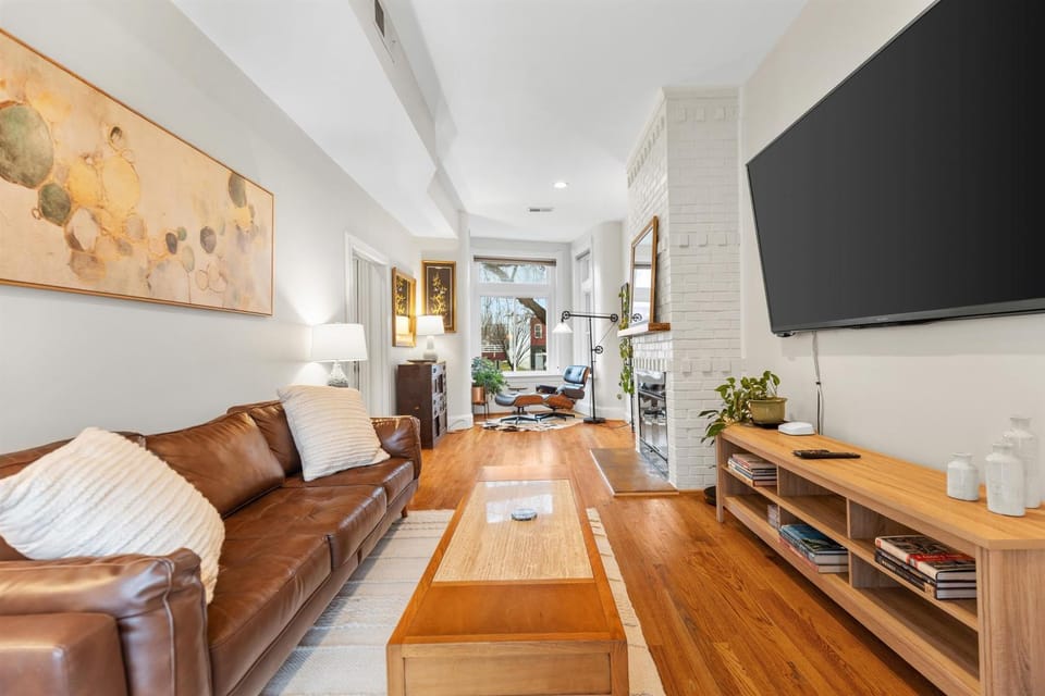 Spacious and Central DC 3-BR Getaway Close to It All House in District of Columbia