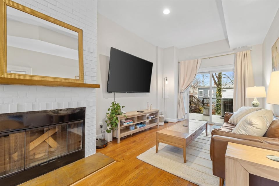 Spacious and Central DC 3-BR Getaway Close to It All House in District of Columbia