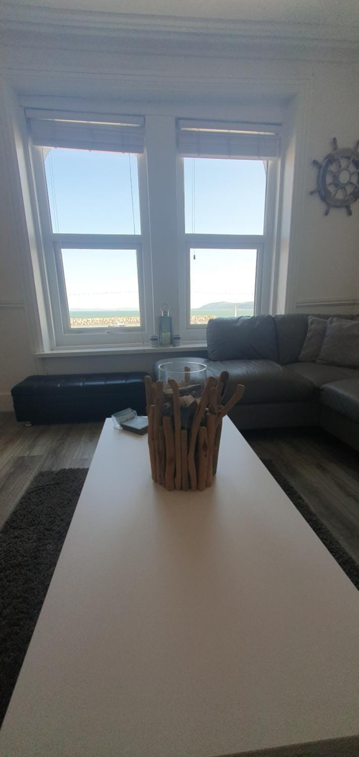 3 Harbour Views Apartment in Rhôs-on-Sea