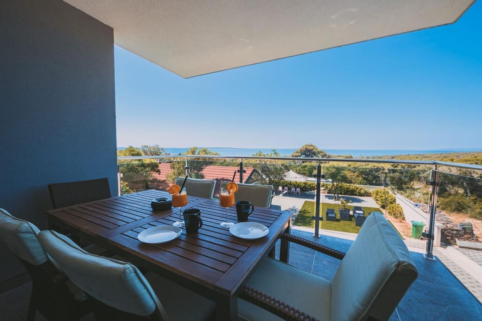 Patio, Day, Natural landscape, View (from property/room), Balcony/Terrace, Seating area, Dining area, Sea view