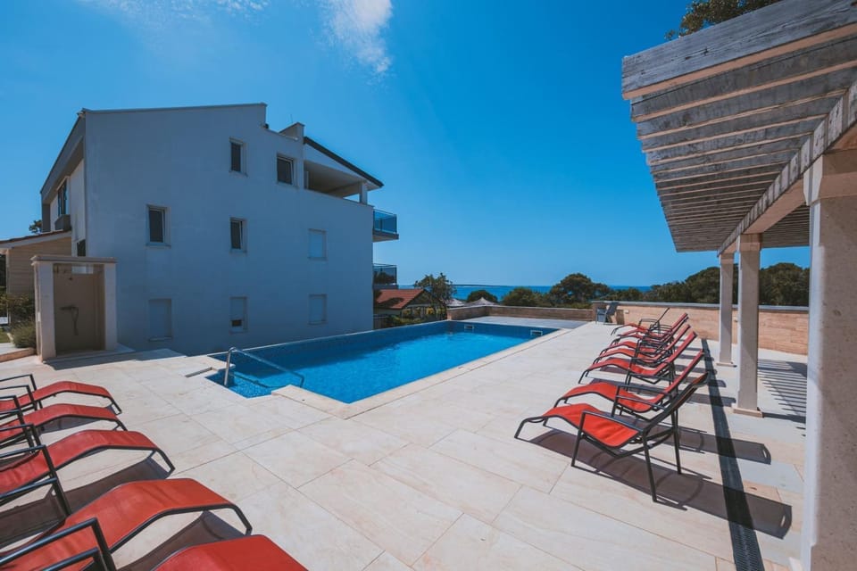 Property building, Day, Pool view, Swimming pool