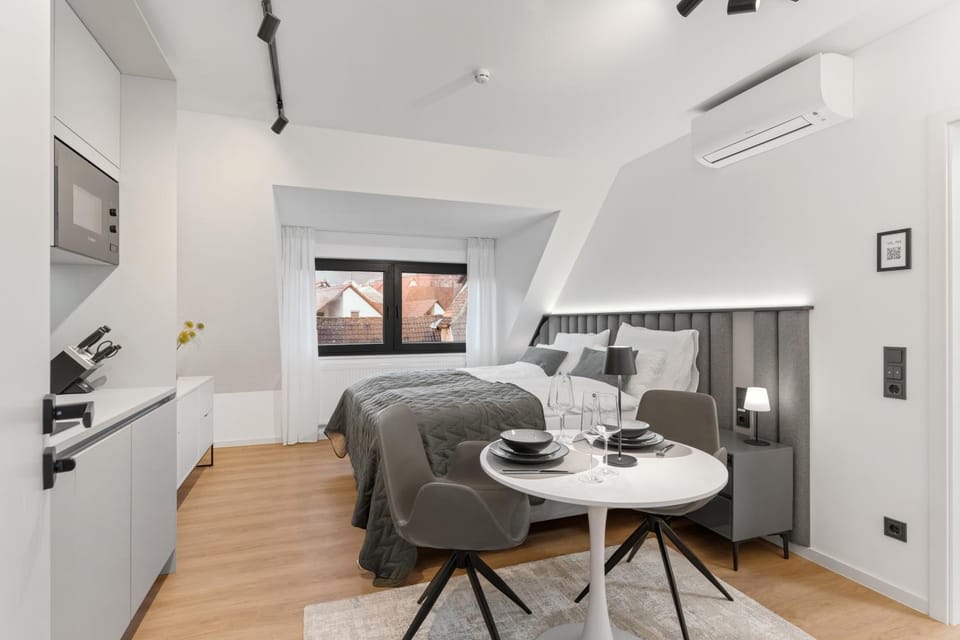 Bed, TV and multimedia, Living room, Photo of the whole room, Seating area, Dining area, Bedroom, air conditioner