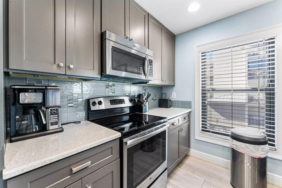 Stay Beachside I Stunning Views Walk Everywhere Apartment in Clearwater Beach