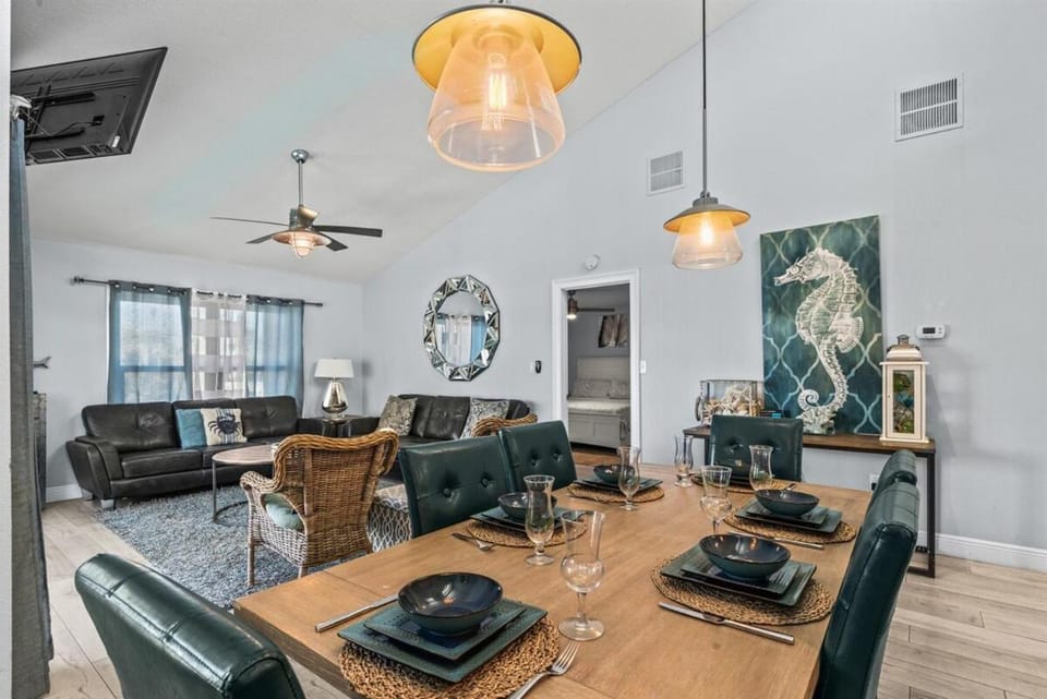 Stay Beachside I Stunning Views Walk Everywhere Apartment in Clearwater Beach