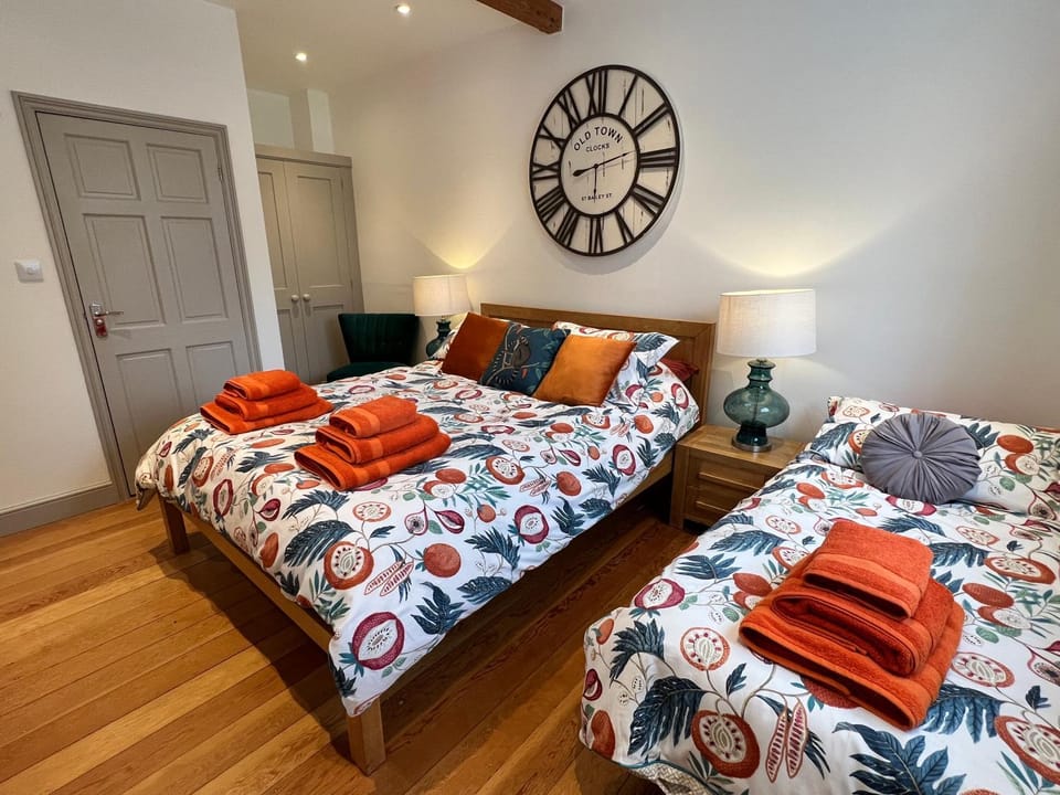 Bedroom, towels, wardrobe