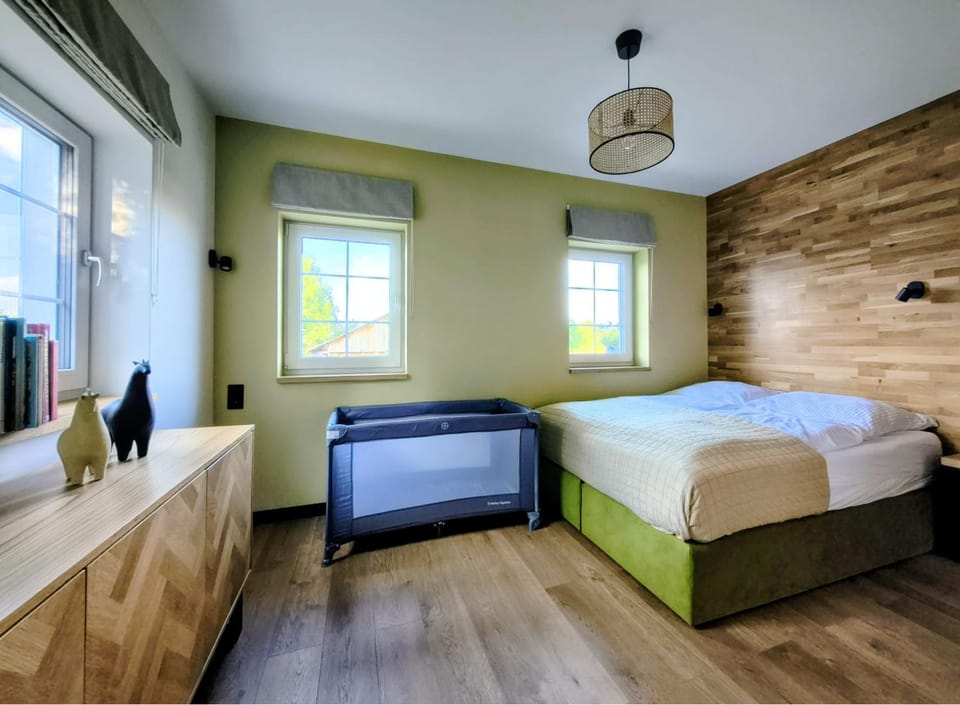 Bedroom, cot