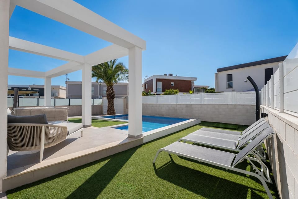 Property building, Balcony/Terrace, Living room, Swimming pool