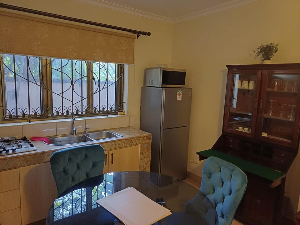 Kitchen or kitchenette, Dining area, oven