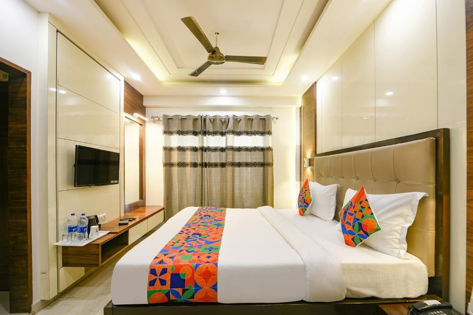 Bed, TV and multimedia, Bedroom