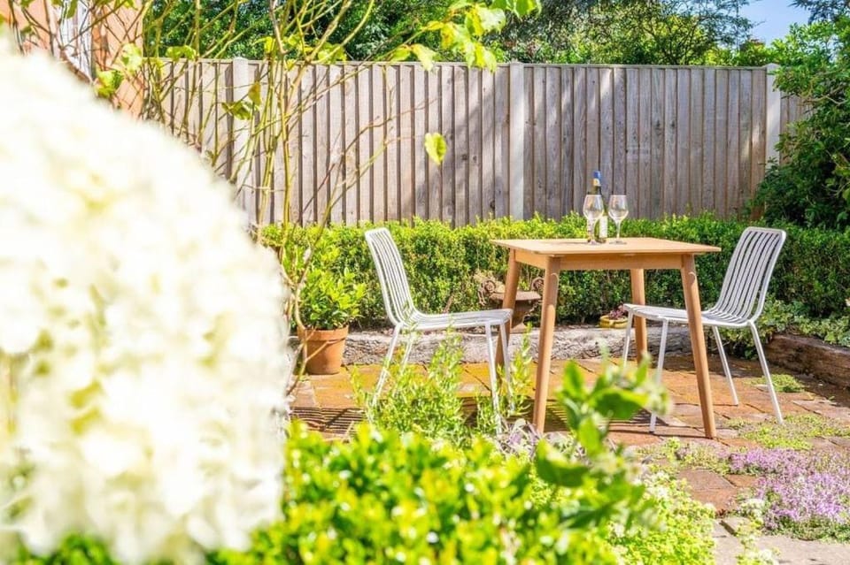 Patio, Garden, Dining area, Garden view
