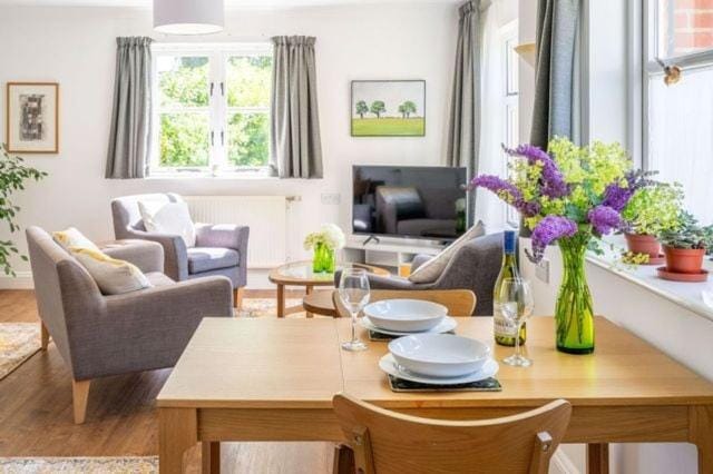 Living room, Seating area, Dining area