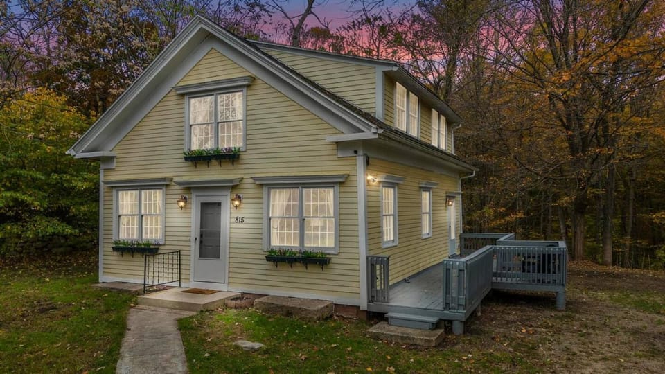 Spacious-5 Beds! 3 Mi to Mohegan House in Montville