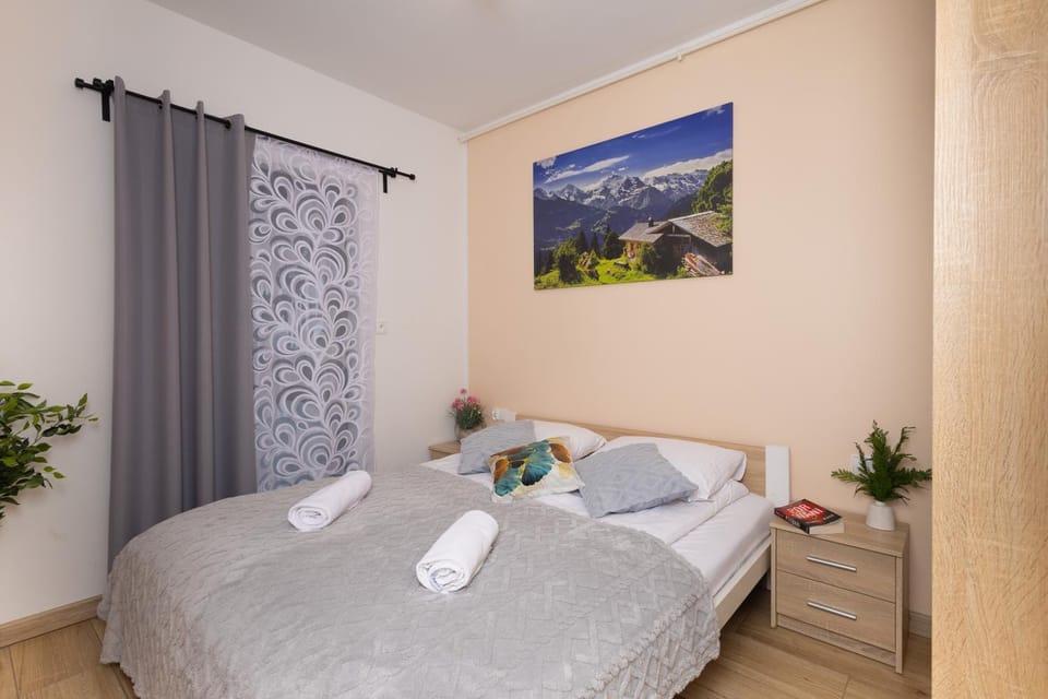 Bed, Photo of the whole room, Bedroom, towels
