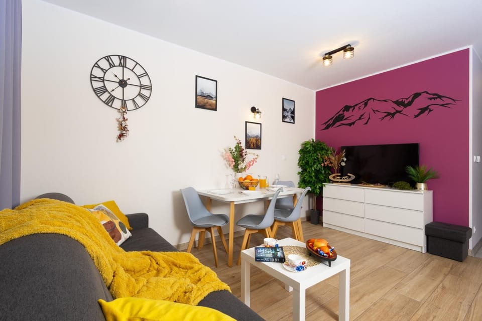 Communal lounge/ TV room, TV and multimedia, Living room, Seating area, Evening entertainment