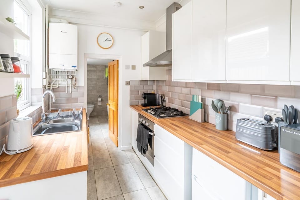 Swift Host - 2 Bedroom House - Stylish - Parking - Football Ground House in Norwich