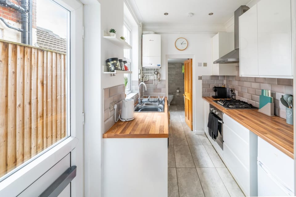 Swift Host - 2 Bedroom House - Stylish - Parking - Football Ground House in Norwich