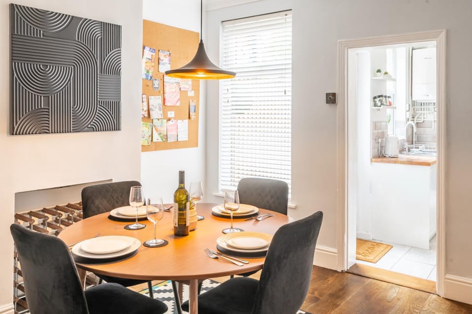 Swift Host - 2 Bedroom House - Stylish - Parking - Football Ground House in Norwich