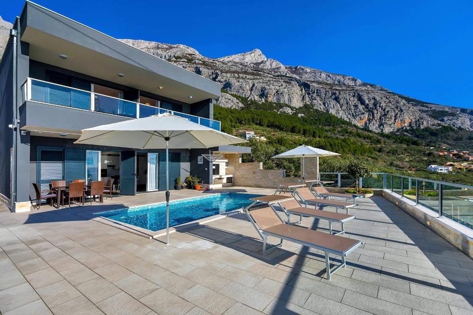 Property building, Balcony/Terrace, Mountain view, Swimming pool, sunbed