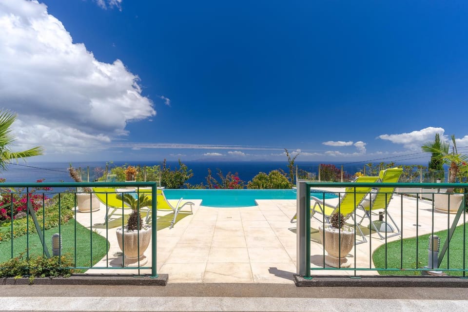 Natural landscape, View (from property/room), Balcony/Terrace, Pool view, Sea view, Swimming pool, sunbed