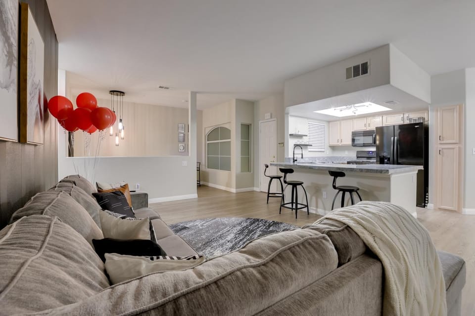 6 Mi to Vegas Strip: City-View Gem w/ Pool Access House in Las Vegas