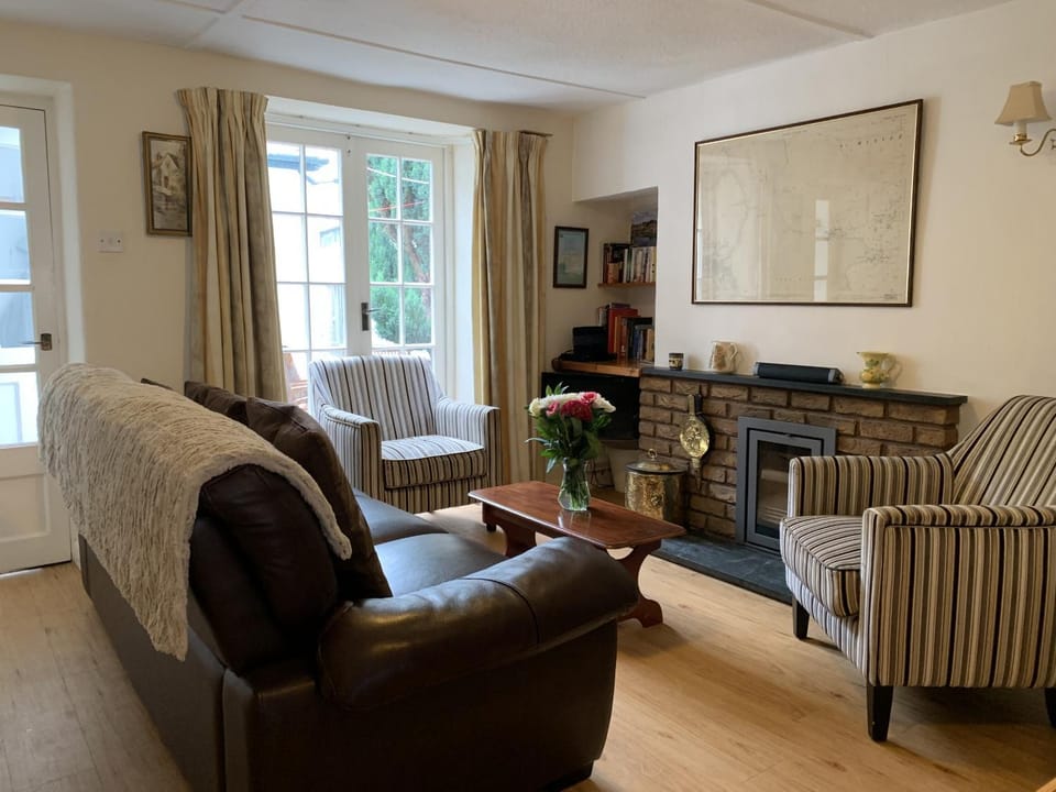 Seating area, fireplace