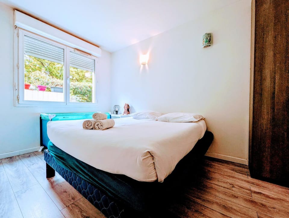 Bed, Bedroom, towels