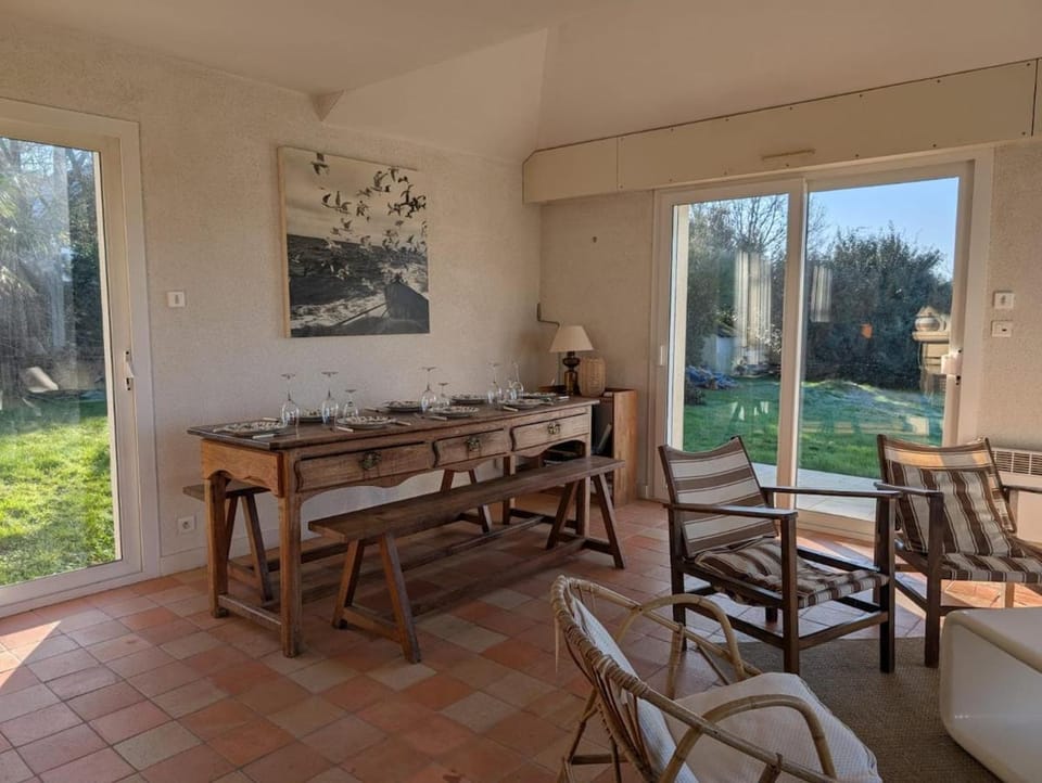 Patio, Garden, Living room, Seating area, Dining area, Garden view