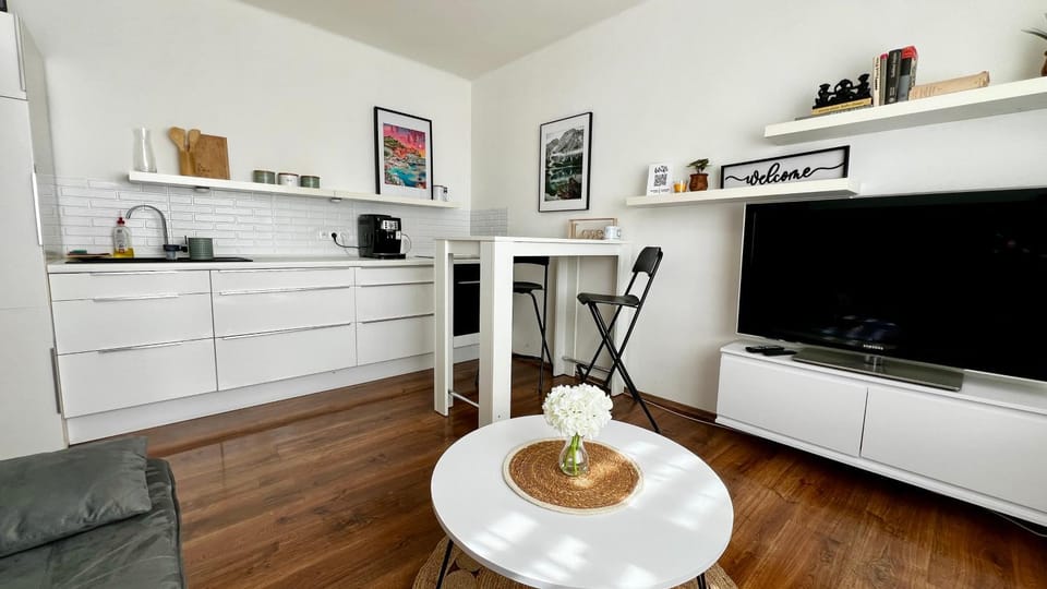 TV and multimedia, Coffee/tea facilities, Kitchen or kitchenette, Living room, Dining area