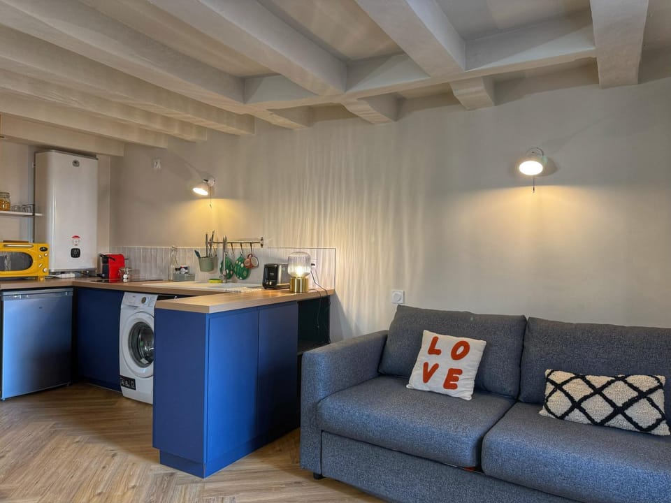 Kitchen or kitchenette, Seating area, toaster, washing machine